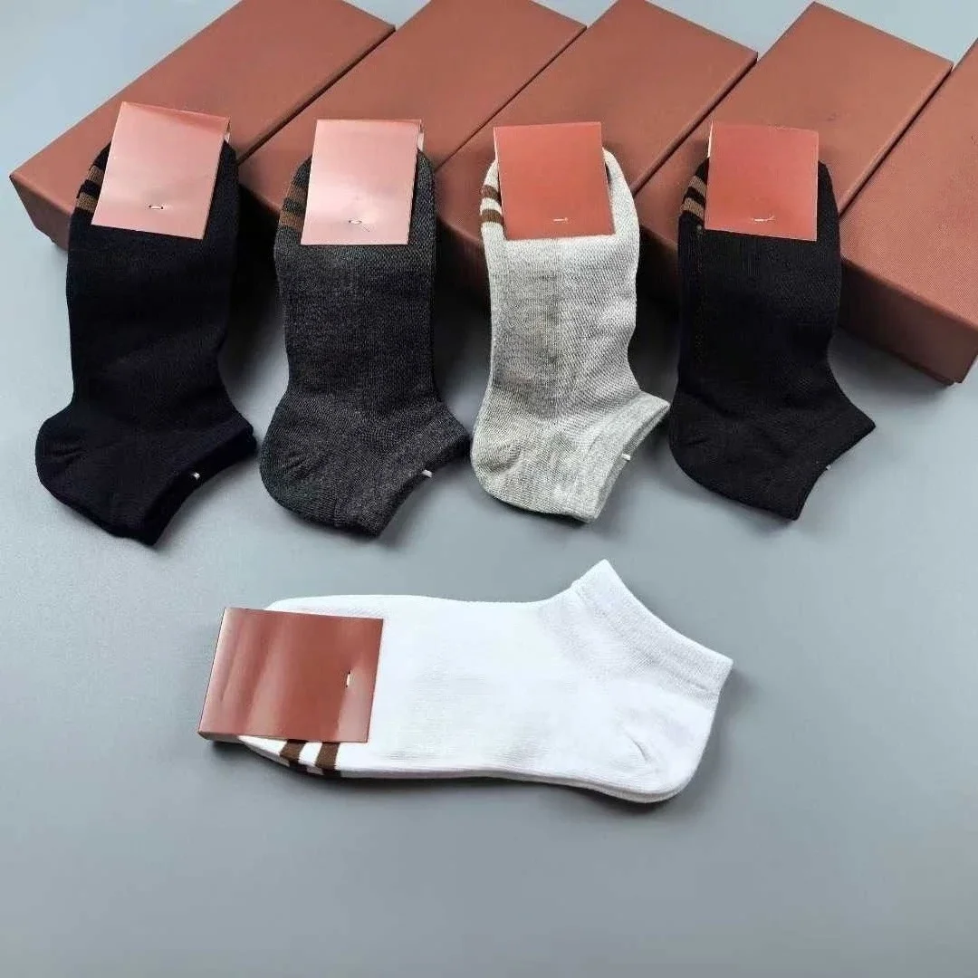 男性と女性のレジャー用のライトラグジュアリーハイエンドソックス5足組、新疆綿高弾性スポーツアルファベットプリントソックス