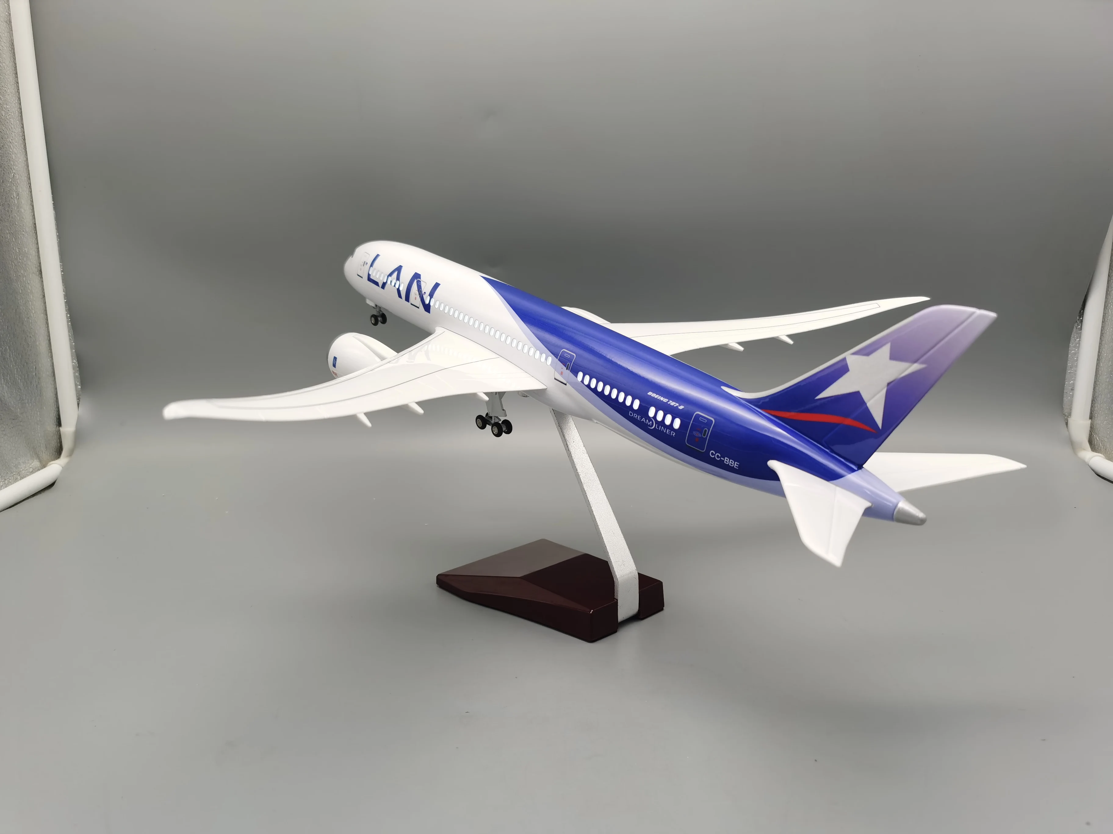 decor Models B787 Plane Model 47CM Chile LAN Airline Airplane Model 1/130 scale Miniature Plane With Light and Wheel for Gift By
