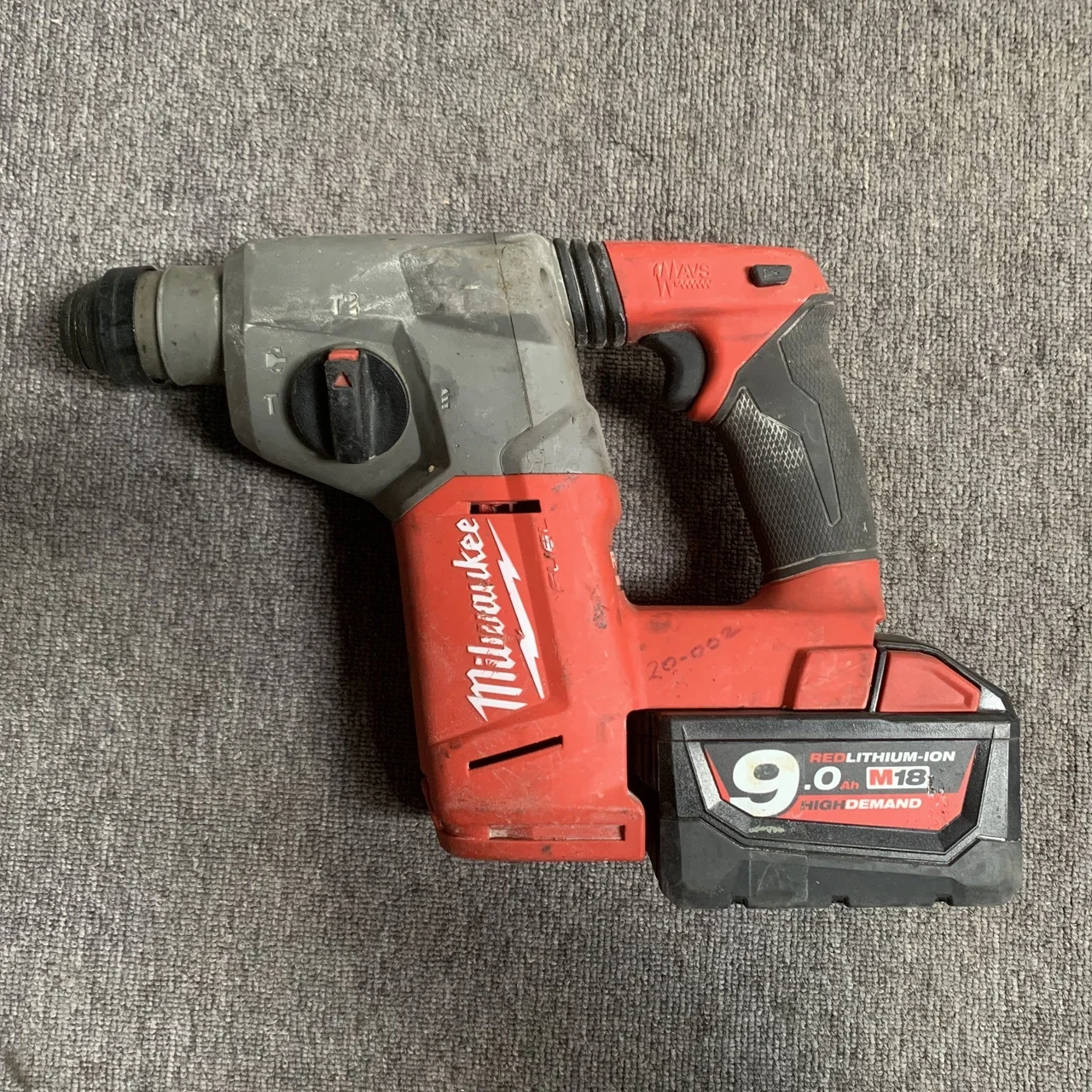 

Milwaukee 2712-20 M18 топливо 1 "SDS Plus перфоратор включает в себя батарею 9.0AH, б/у