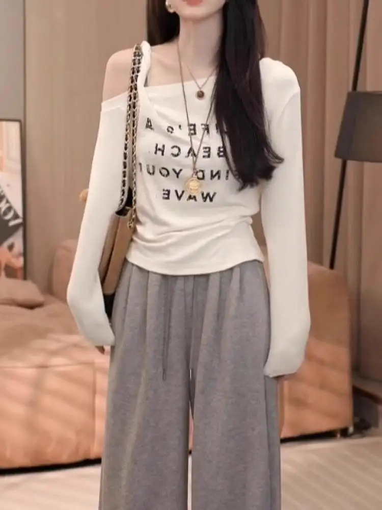 Retro Amerikanischer Buchstaben-Print Asymmetrisches Schulterfreies Langarm-T-Shirt Damen Slim Fit Sexy Basis-Top mit Freiliegenden Schultern