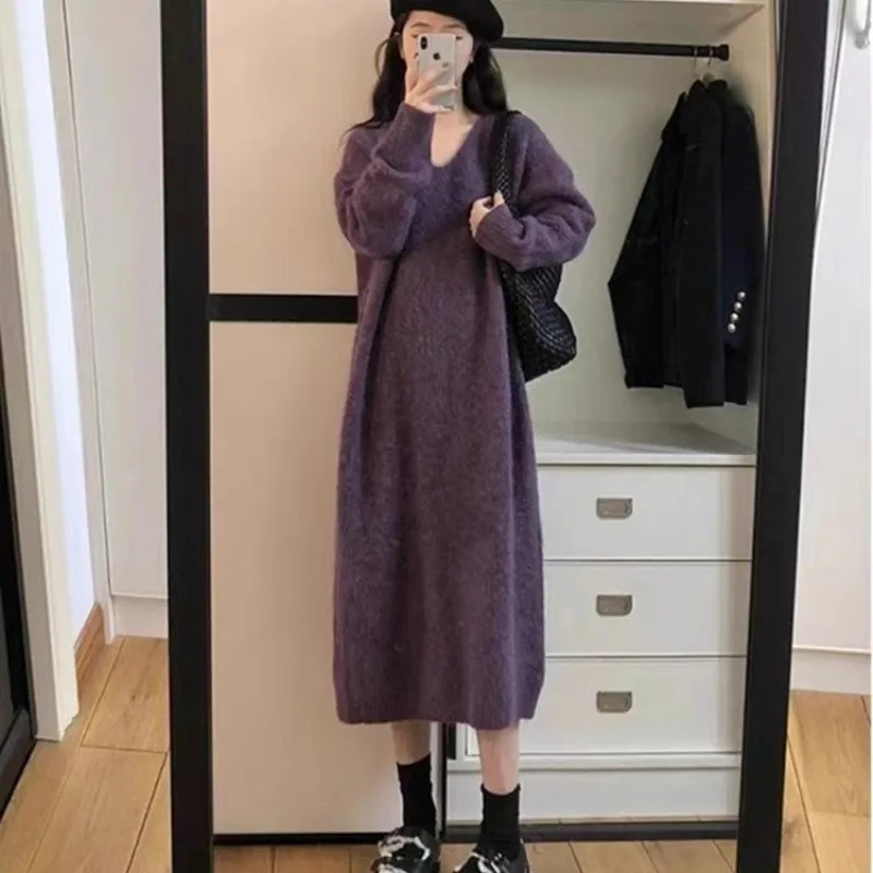 Lila Herbst und Winter neues Damen-Midi-Pulloverkleid mit V-Ausschnitt, lockeres, weiches, wachsartiges Strickkleid über dem Knie