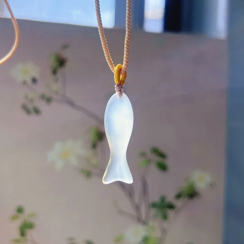 

Подвеска в виде маленькой рыбки из натурального ледяного халцедона, модное универсальное ожерелье