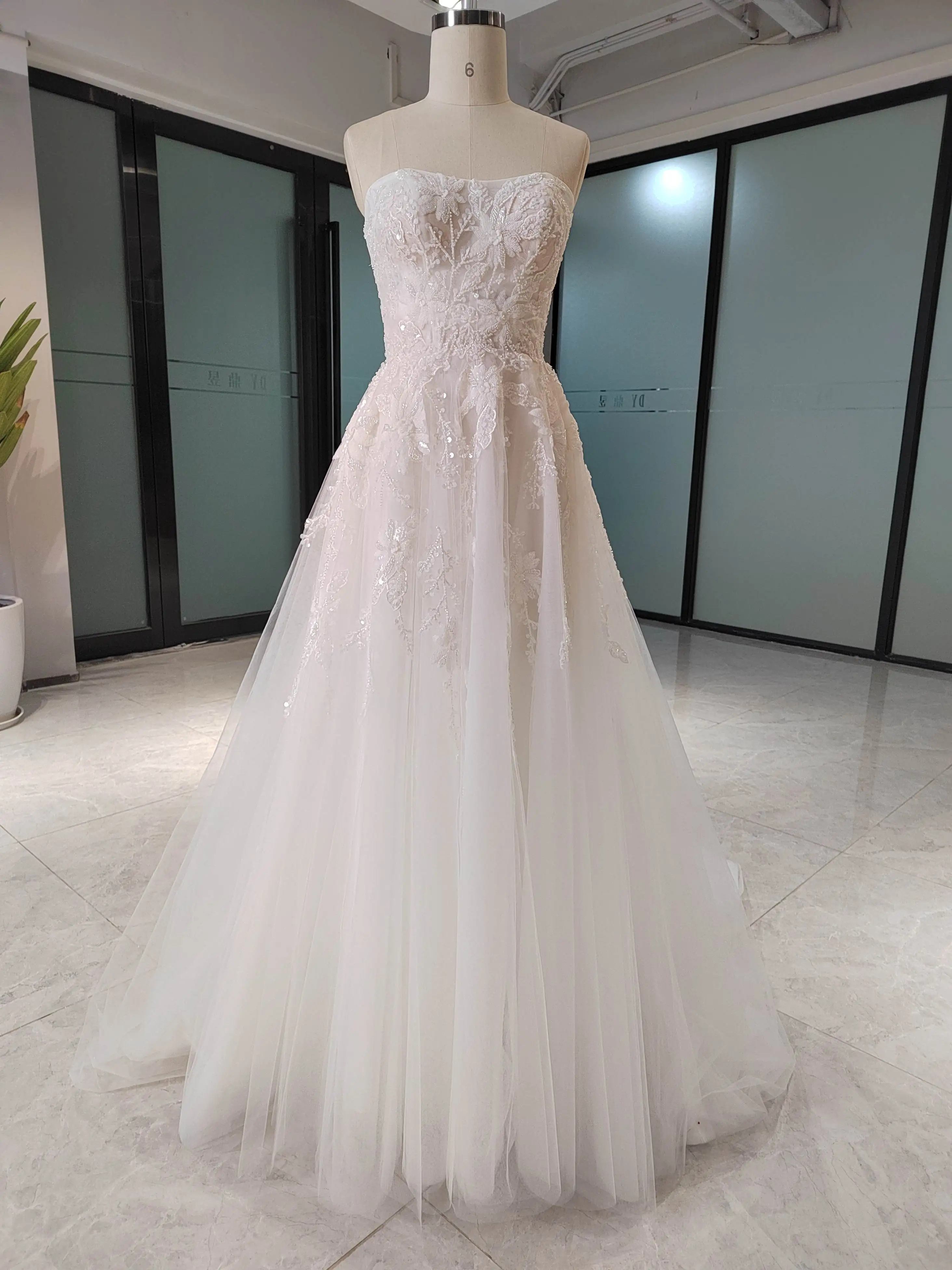 

Strapless Sleeveless Elegant Wedding Dress Heavily Beaded Lace Sequined Bridal Gown A-line Wedding Dress With Small Train