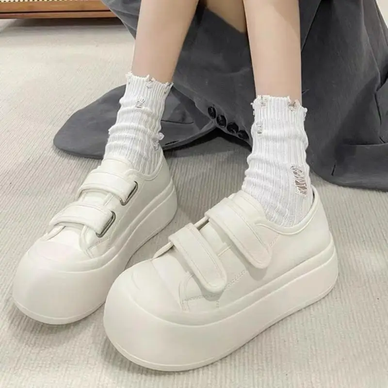 2026 Neue Damen Weiße Plateau-Sportschuhe Stylische Höhenerhöhende Bequeme Vielseitige Flache Weiße Schuhe
