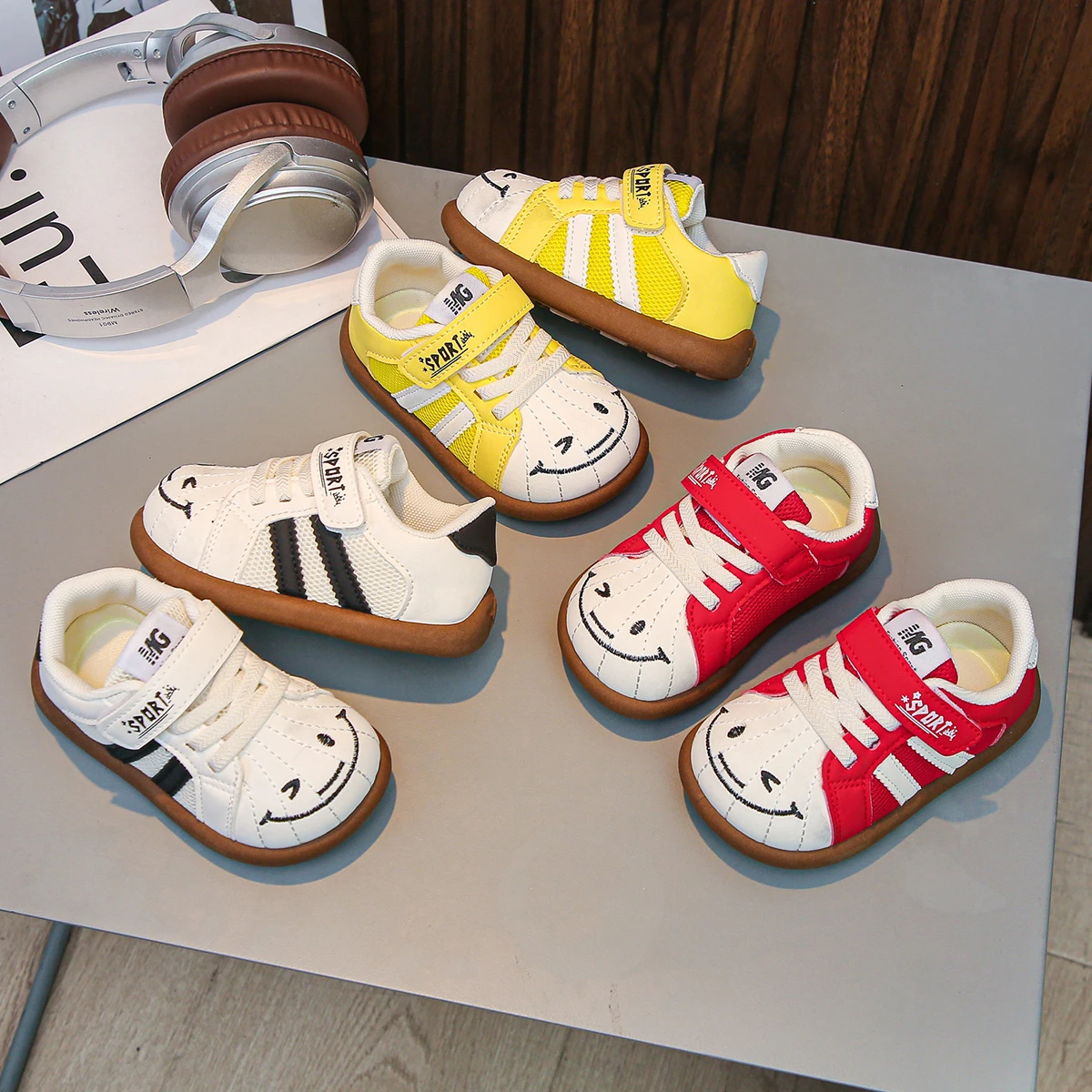 

Новые весенние кроссовки для мальчиков и девочек 2026 года: сетчатые, удобные, милые, однотонные, нескользящие, модные повседневные детские туфли для детей 2-8 лет