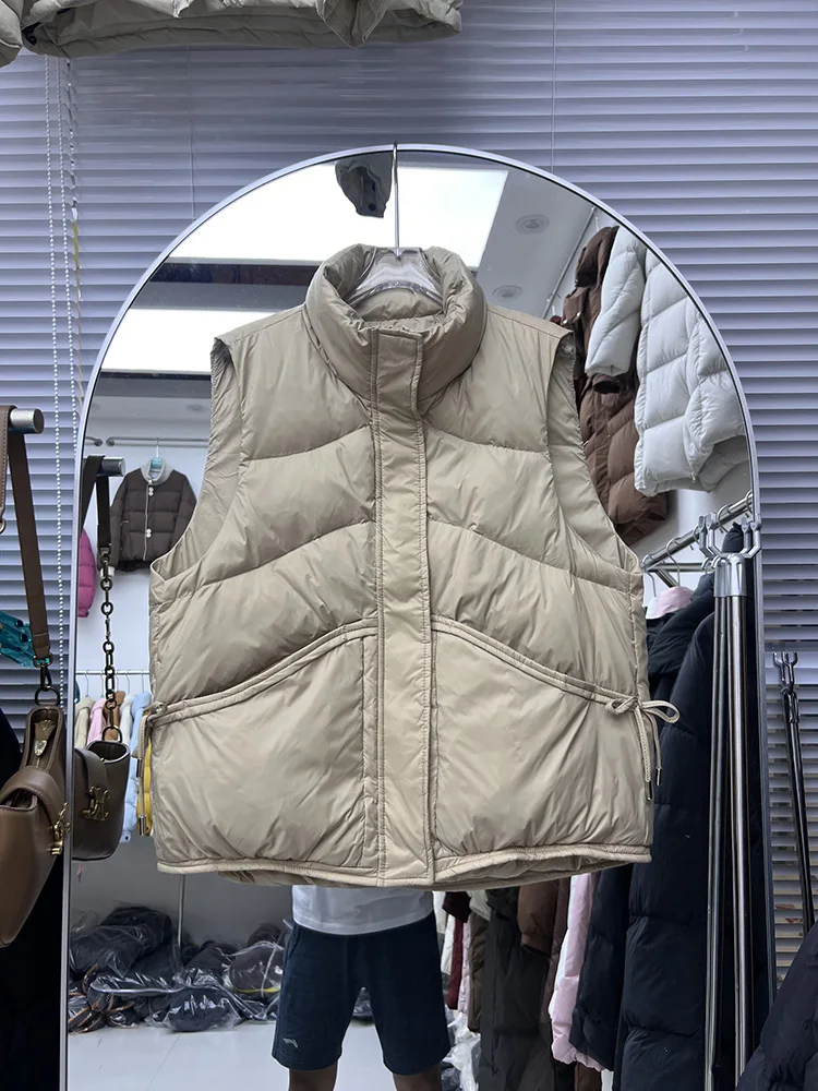 سترة نسائية قصيرة ذات ياقة واقفة بدون أكمام شتوية جديدة فضفاضة بلون سادة مع فيونكة بيضاء على شكل بطة أسفل سترة