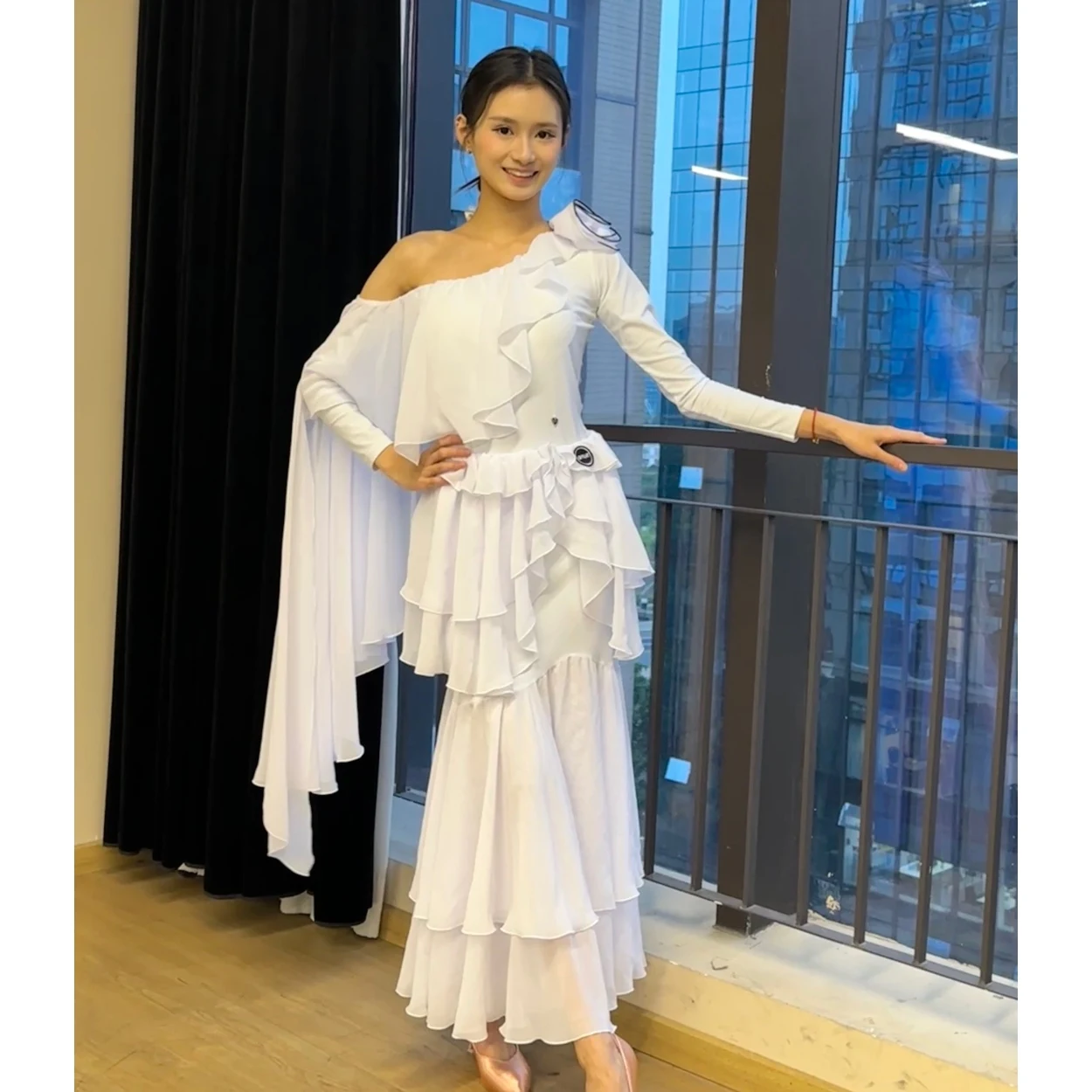 Neue Walzer Ballroom Dance Kleidung Frauen Unregelmäßige Rüschen Tops Rock Weiß Leistung Kostüm Erwachsene Ballroom Dance Kleid BL16797