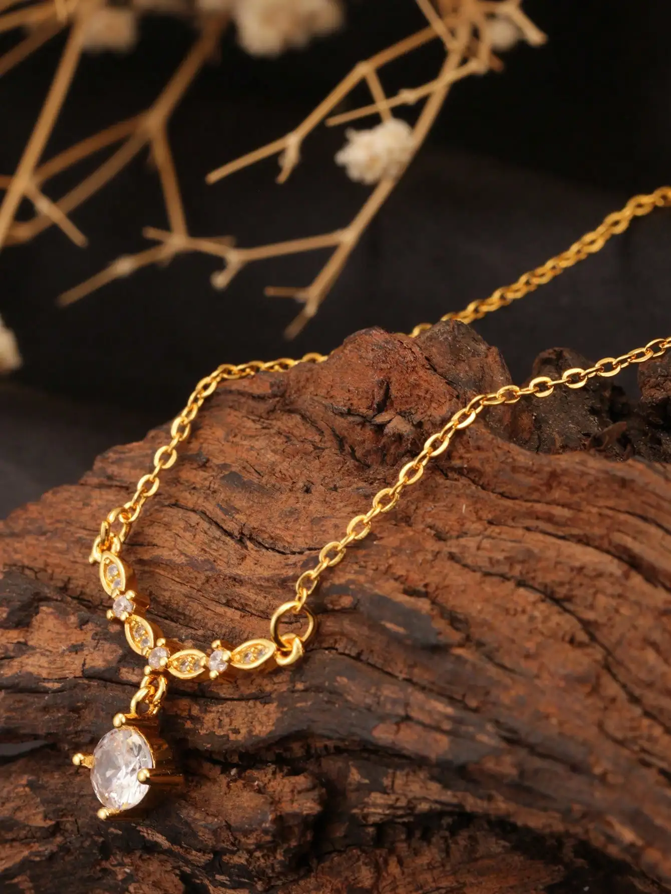 1 New Summer Style Necklace with a Smiley Face Design, 24K Gold-Plated, Large Rhinestone-Encrusted V-Shaped Stainless Steel Chain, Exquisite and Versatile, Light Luxury Trendy Clavicle Chain, Suitable for Women to Wear in Daily Life, Parties, and Banquets, or as a Gift