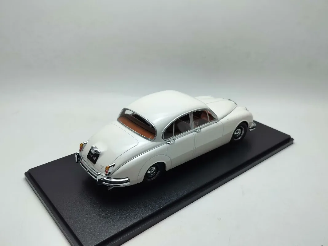 KK دييكاست 1/18 مقياس جاكوار سبيكة نموذج سيارة جاكوار ديملر 250 V6MKII 3.8LHD الأبيض اللعب المركبات لعب لصبي هدية الصندوق الأصلي