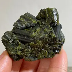 Pietra naturale di tormalina verde di alta qualità pietra minerale grezza campione pietre preziose guarigione pietre di roccia ornamento decorazione della stanza