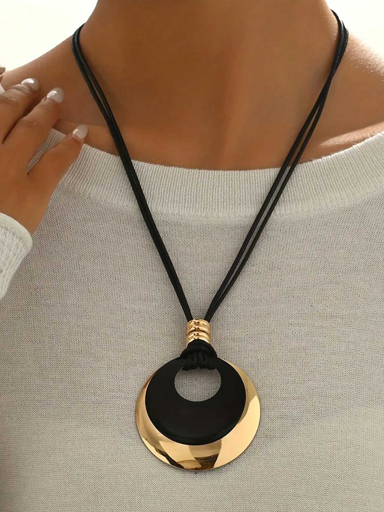 

Женское золотое и черное ожерелье с подвеской в виде полого круга и кожаным шнурком, длинная цепочка для повседневного ношения