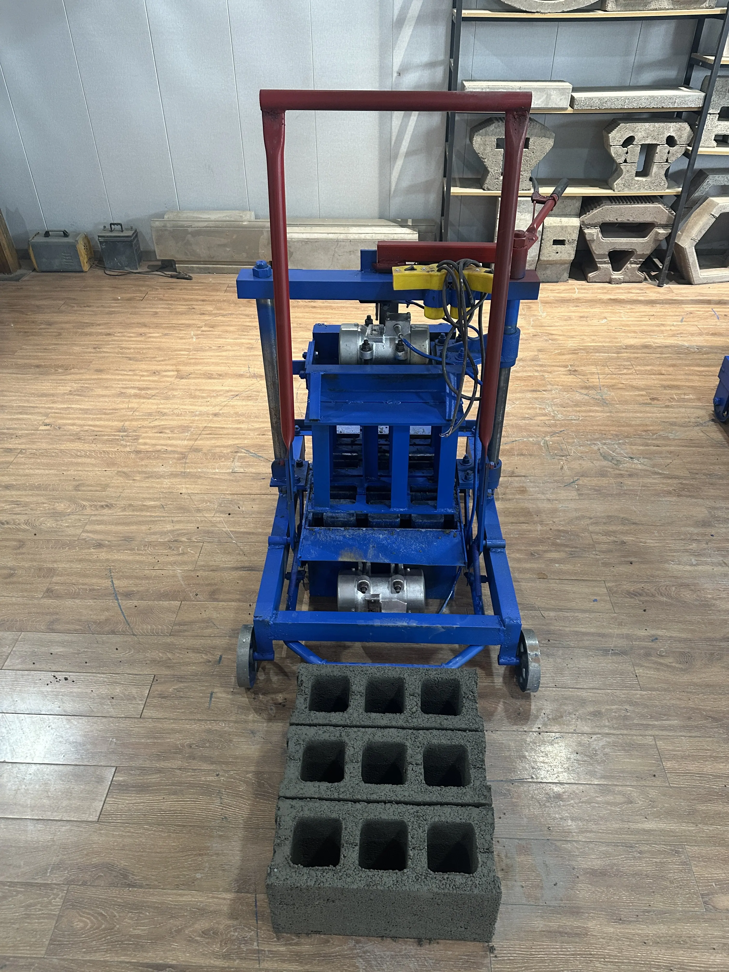 Самая продаваемая электрическая машина для производства кирпича в Африке со сменной формой для бетона. Эффективная машина для формования рабочих блоков.