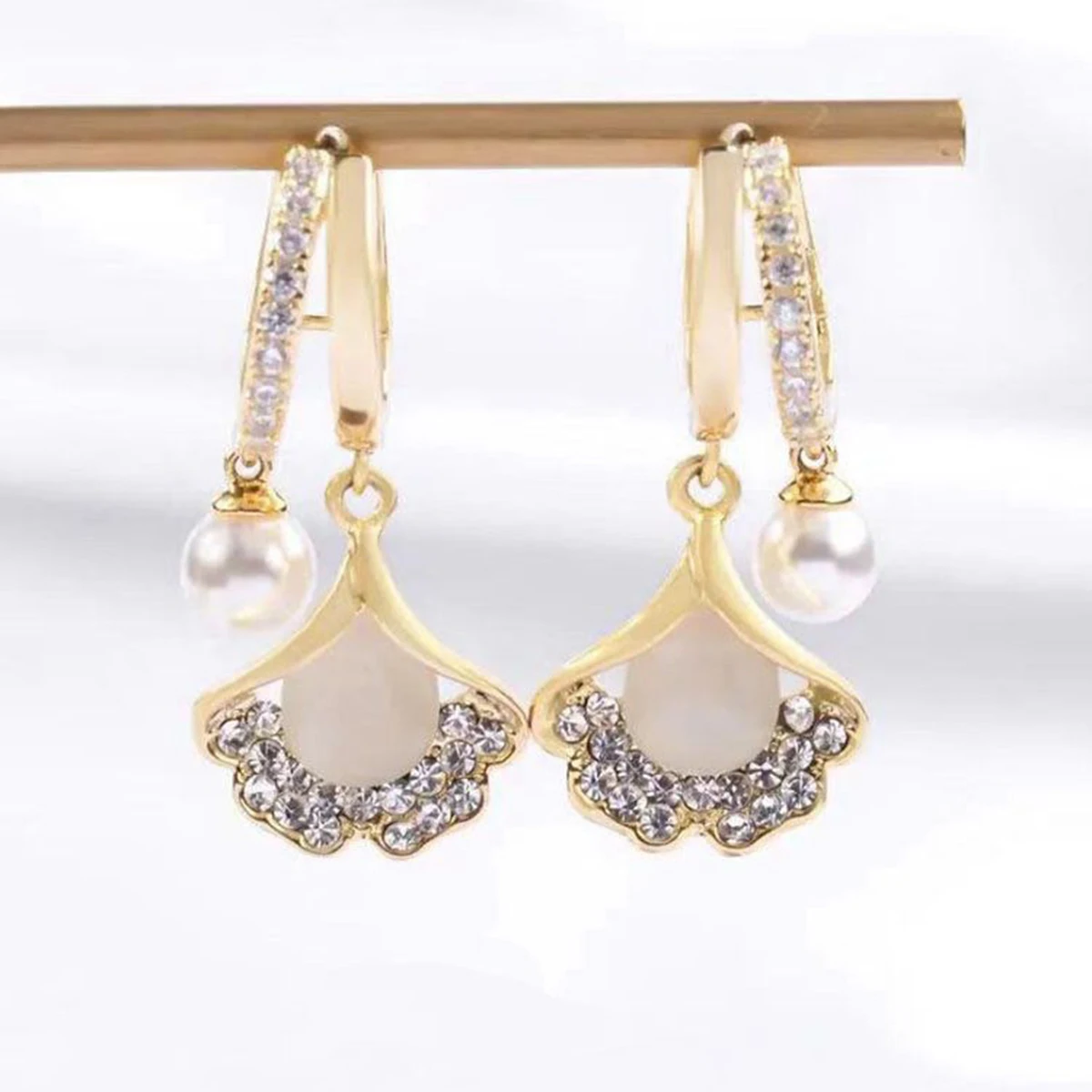 New Crystal Ginkgo Leaf Earrings Women Jewelry Trending Luxury Women's Pearl White Opal Drop Earrings Wedding Jewelry