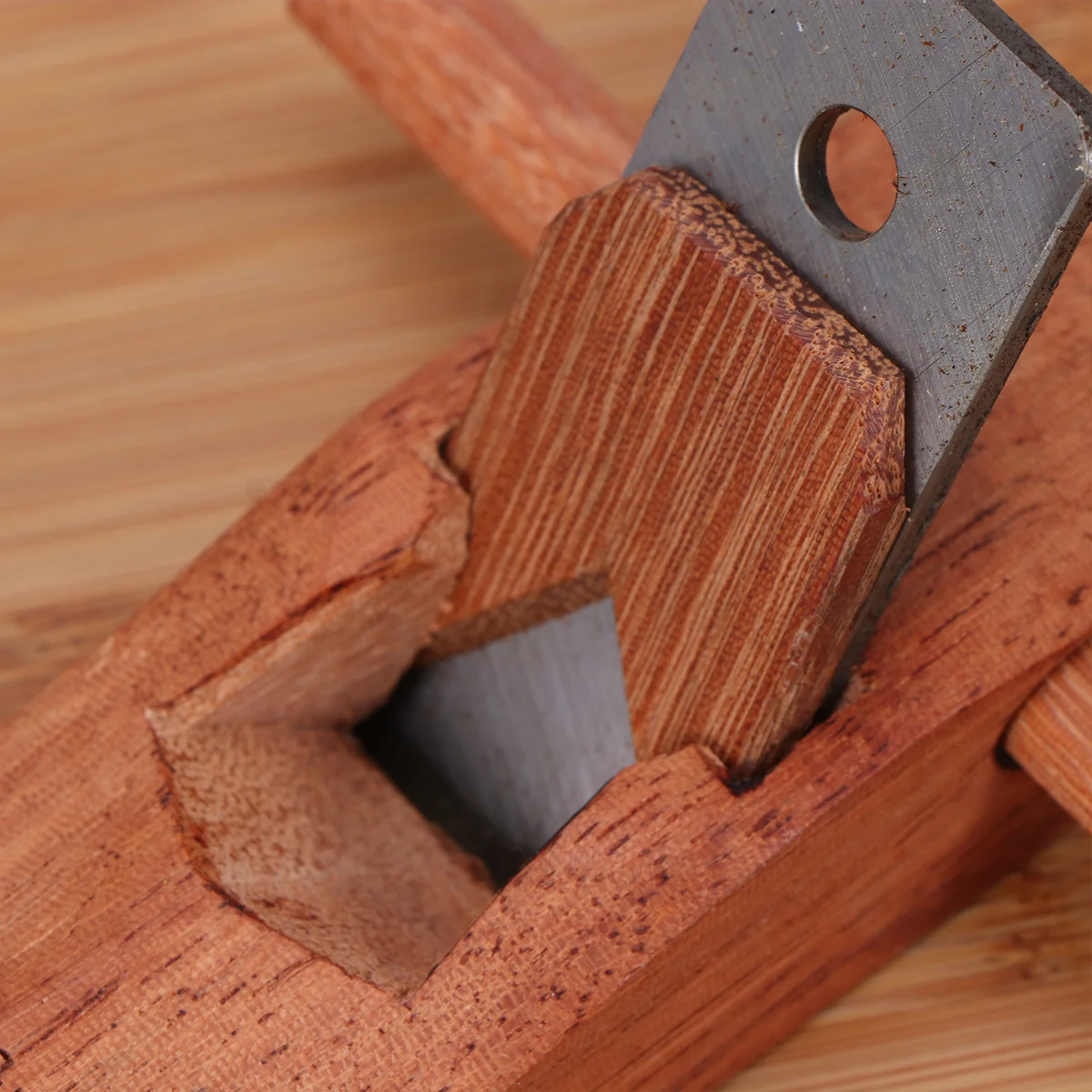 

127Mm Hand Plane Wood Planer with Red Wood Handle Sharp Steel Blade for Smoothing Deburring Woodcraft Surfaces Professional Use