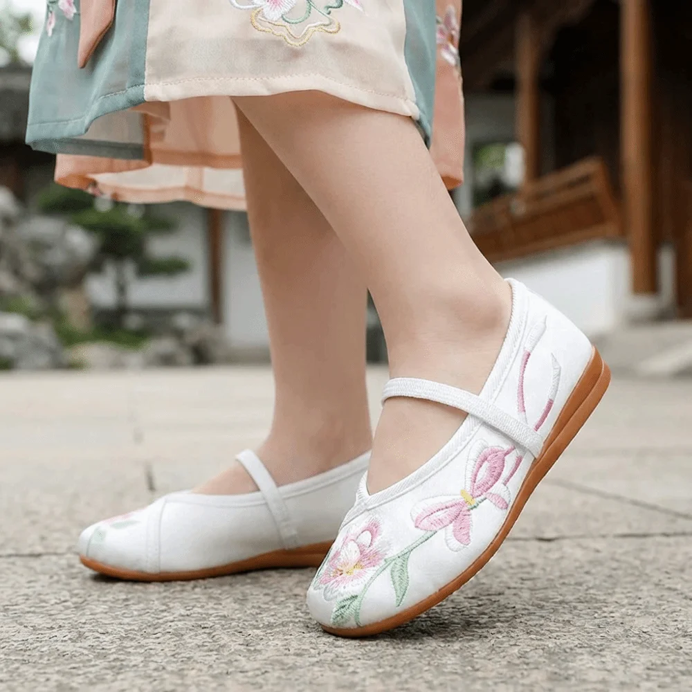 

Chinese Style Girls' Dancing Shoes Soft Sole Non-slip Children Hanfu Flat Shoes Breathable Comfortable Embroidered Cloth Shoes
