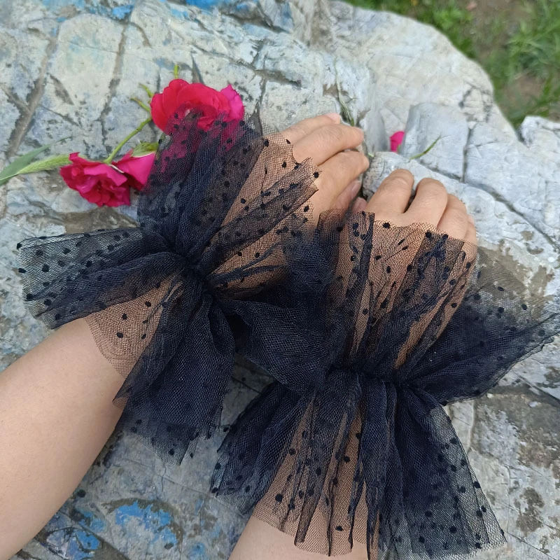 Polsini da polso con volant decorativi in pizzo a rete elastica con maniche finte rimovibili in tulle a pois neri per abito da sposa da sposa