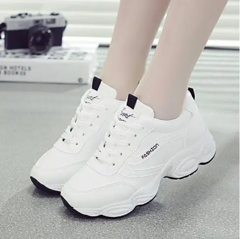 2025 New Spring and Autumn White Sneakers with Thick Soles and Leather Surfaces Are Versatile and Casual Dad Shoes