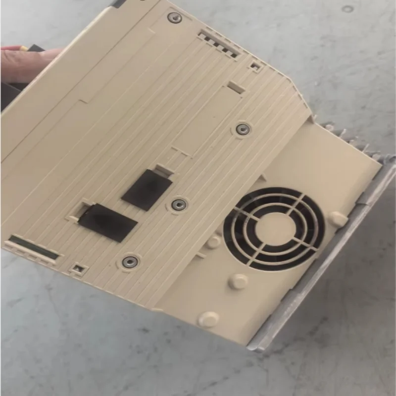 

Совершенно новый оригинальный привод CIMR-F7Z44P01B