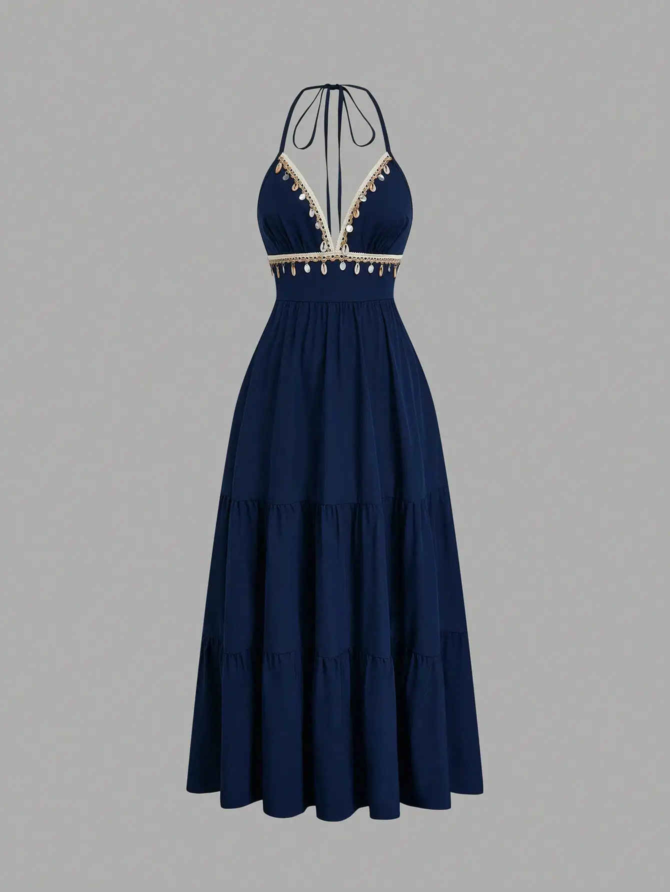

Темно-синее макси-платье с вырезом халтер, декорированным V-образным вырезом и многоярусной юбкой