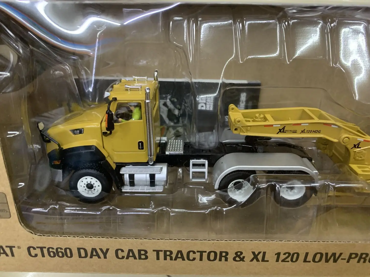 1:50 scale Diecast CT660 Truck & Lowboy Towing CB-534D - Diecast Masters 85601