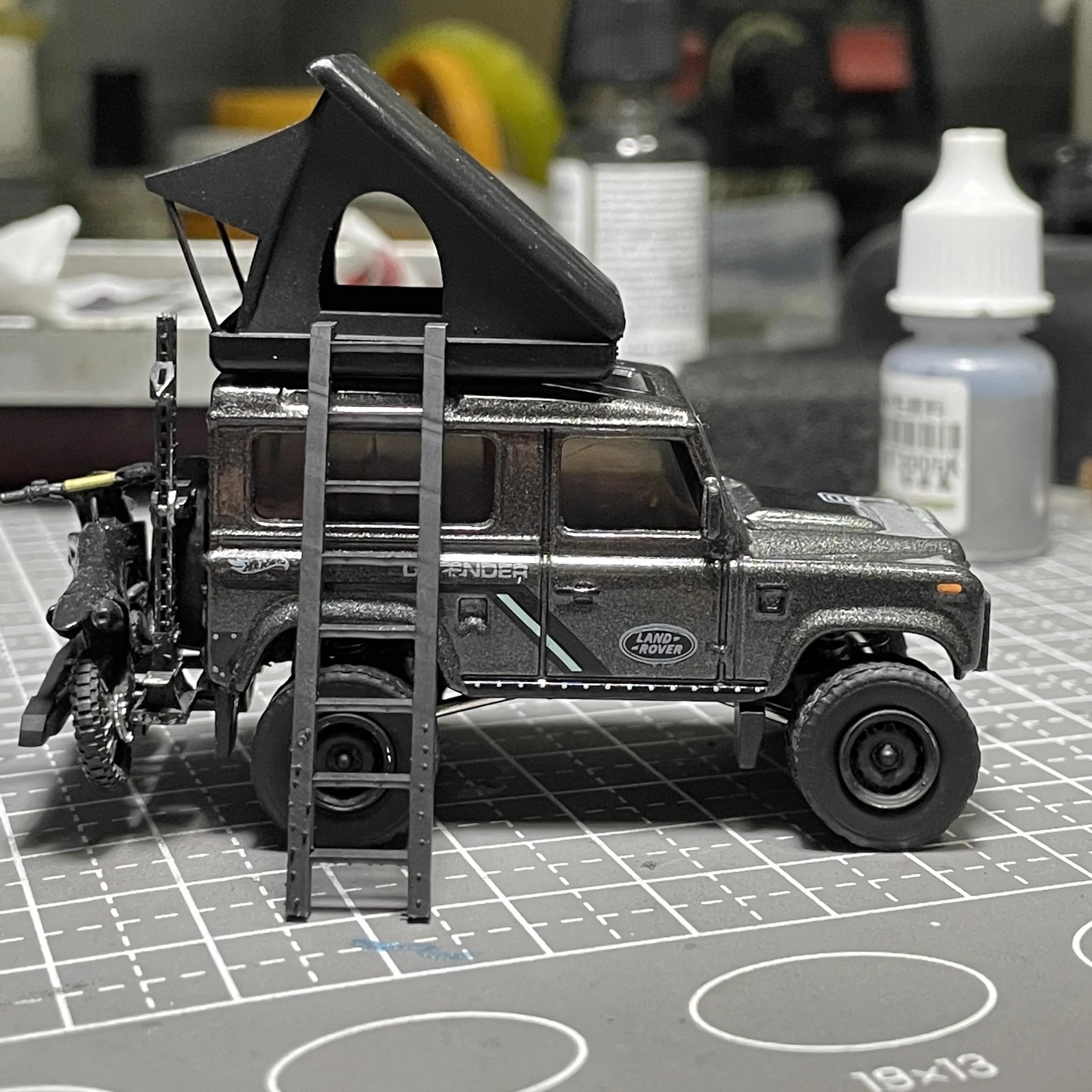 1:64  Rover Defender D90 Shock Modified Model Decorated Set