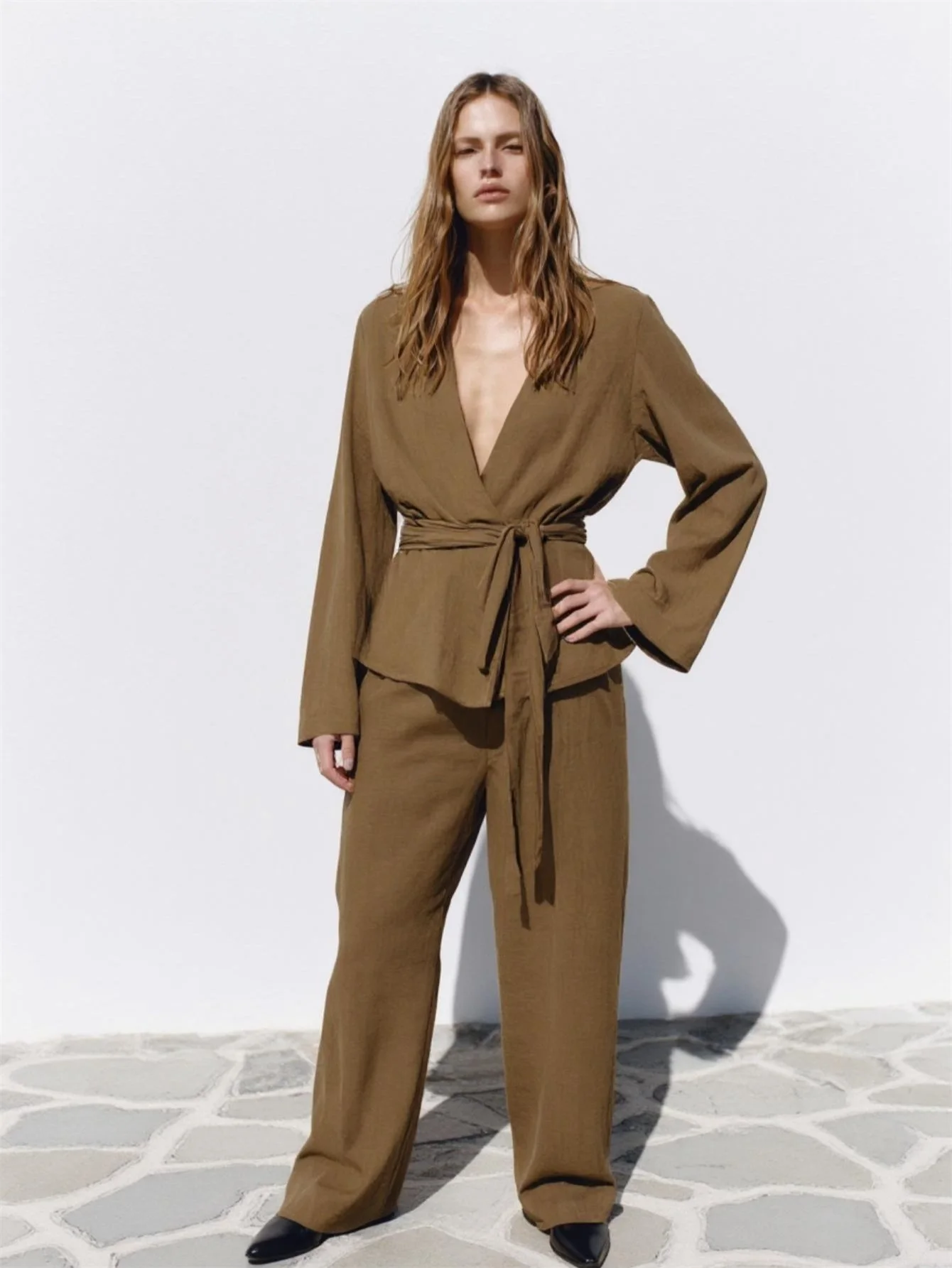 قميص نسائي طويل الأكمام برقبة على شكل حرف V للخريف والشتاء، كاجوال فضفاض مناسب بتصميم عادي