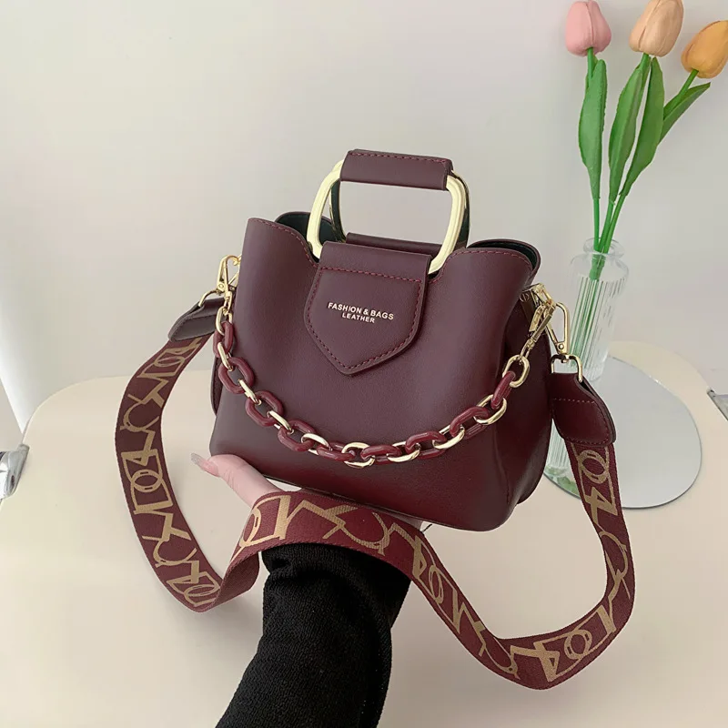 KK  2024 New Summer New Fashion Women\'s Shoulder Bag Simplified Commuting Chain Decorative Handbag Texture Crossbody Bag