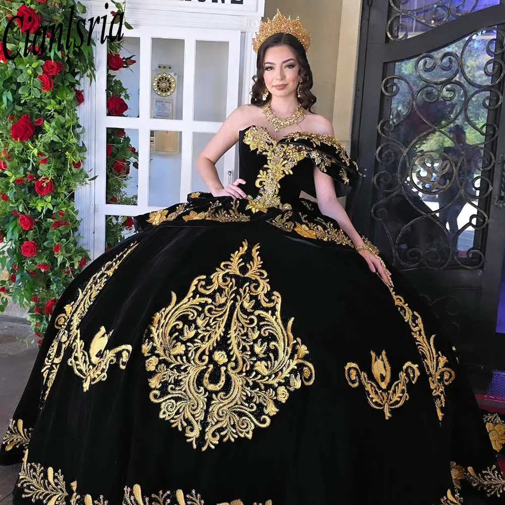 

Черное платье Quinceanera с оборками на одно плечо, бальное платье с золотыми аппликациями, кружево Sweet 15, мексиканское индивидуальное платье