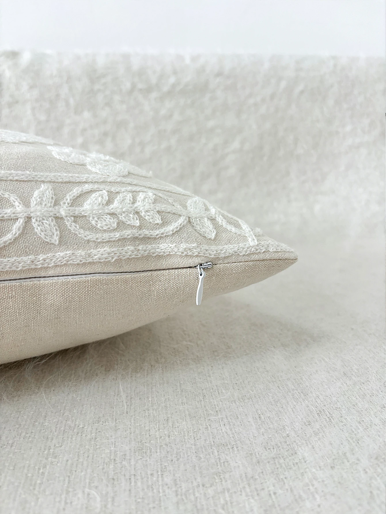 1pc, White French-Style Floral Pattern Woven Polyester Zipper Closure Pillow Cover - Simple Chic Bedroom Decor