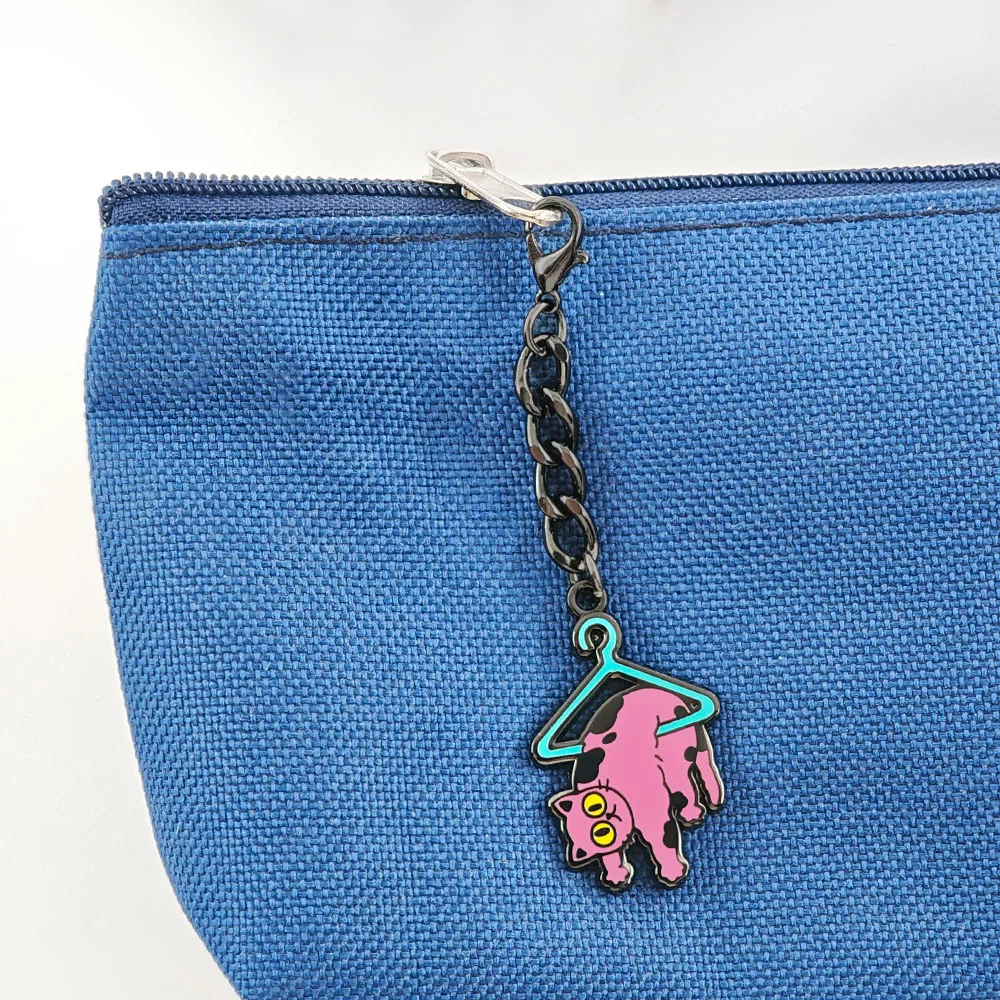 Lustiger „Hang in There“ Katzen-Schlüsselanhänger, rosa Kätzchen am Anhänger, niedlicher Meme-Metall-Schlüsselring, Rucksack-Ornament, motivierender Schmuck. – Detail 5
