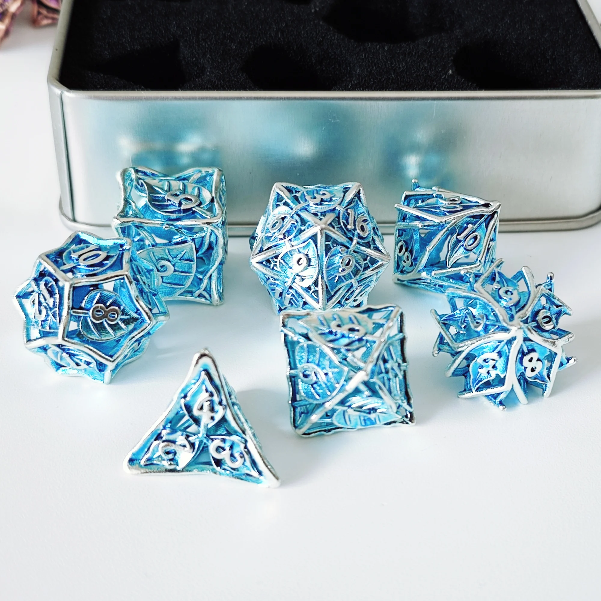 

Набор полых металлических кубиков DND в форме листа, 7 шт., с коробкой для игральных костей для TRPG Dungeon & Dragon, многогранные настольные игры, металлические кости DND, подарок