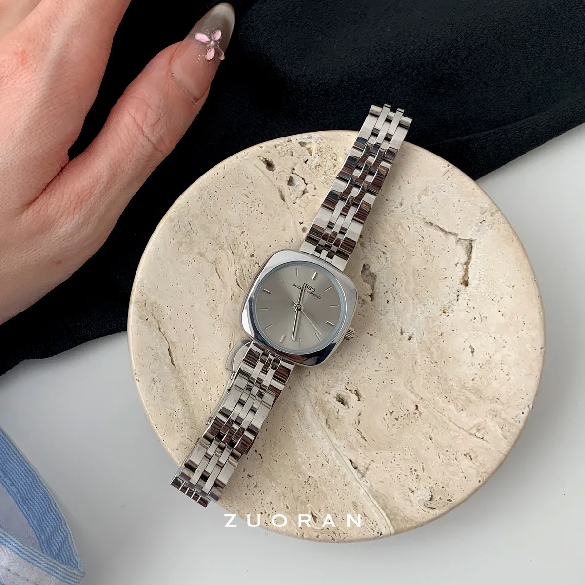 High-end luxury women's watch with green jade dial, elegant and sophisticated quartz watch, a perfect gift for women.