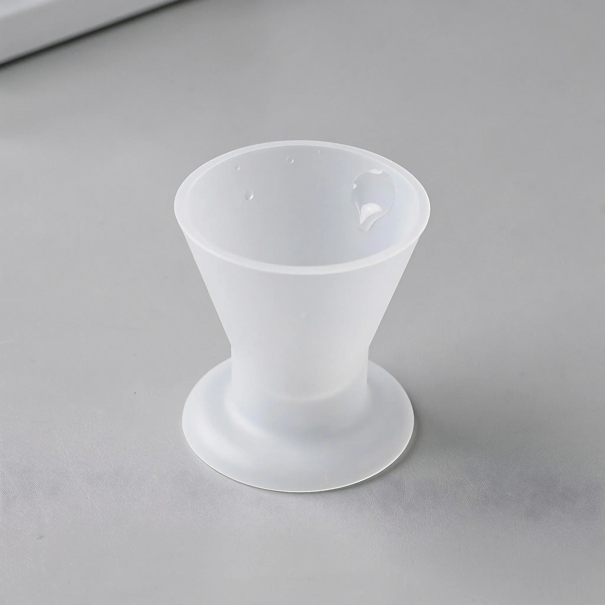 8Pcs Silicone Resin Mixing Cups Thickened Base Flexible Non-Stick Bowls Stable Anti-Slip Chemical Resistant Reusable Mixing