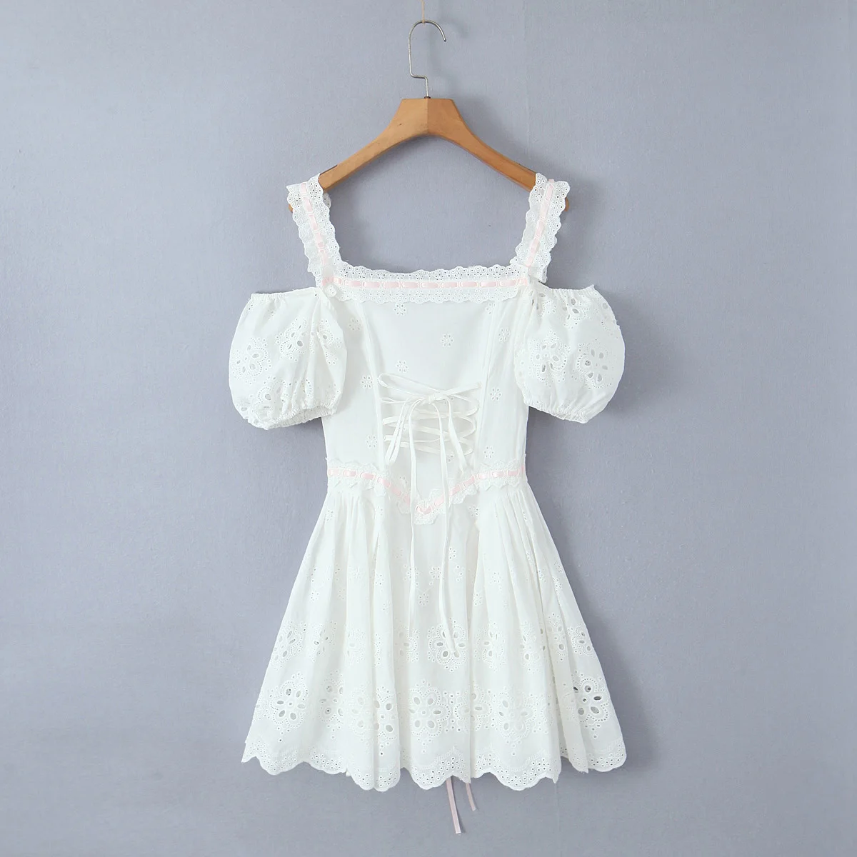 فستان نسائي صغير مطرز بالزهور ، ياقة مربعة ، مكشوف الكتفين ، أكمام منفوخة ، دانتيل ، حلو ، عطلة ، مهنة ، شاطئ ، صيف