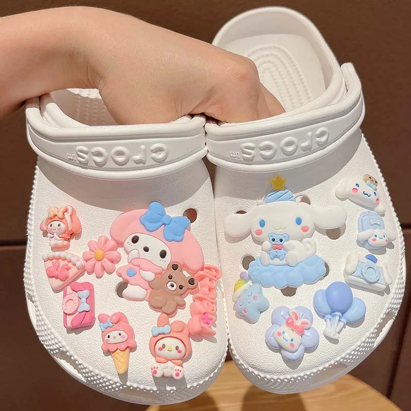 6-8Pcs Sanrio Hello Kitty Kuromi Cinnamoroll Set di ciondoli per scarpe LED decorazioni per scarpe fai da te accessori per diapositive sandali zoccoli regalo