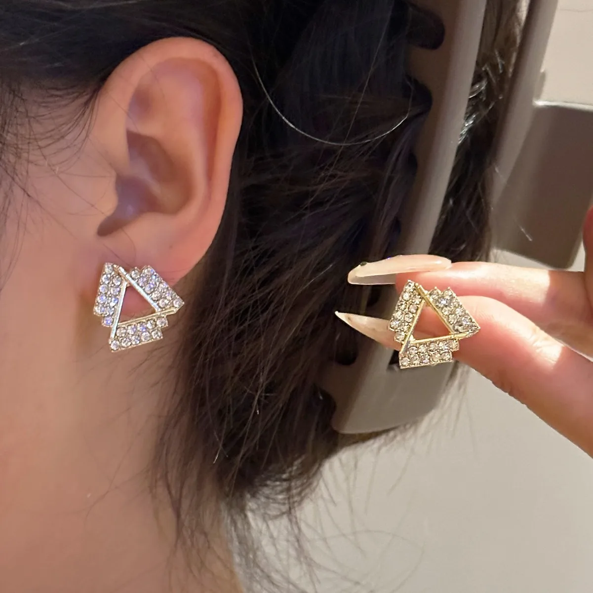 New Shiny Crystal Triangle Stud Earrings for Women Golden Hollow Out Geometry Small Earrings Trendy Party Personality Jewelry