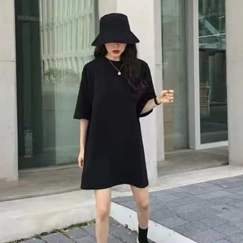 تي شيرت أمريكي ريترو متوسط الطول بأكمام قصيرة لفستان نسائي صيفي أسود فضفاض، ملابس غير رسمية كبيرة الحجم