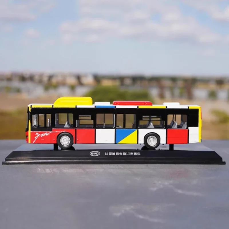 نموذج حافلة المدينة الكهربائية BYD K9 قابل للجمع 1:64 مصنوع من خليط معدني K8 مدرب كهربائي نقي مع قاعدة لعرض الهدايا