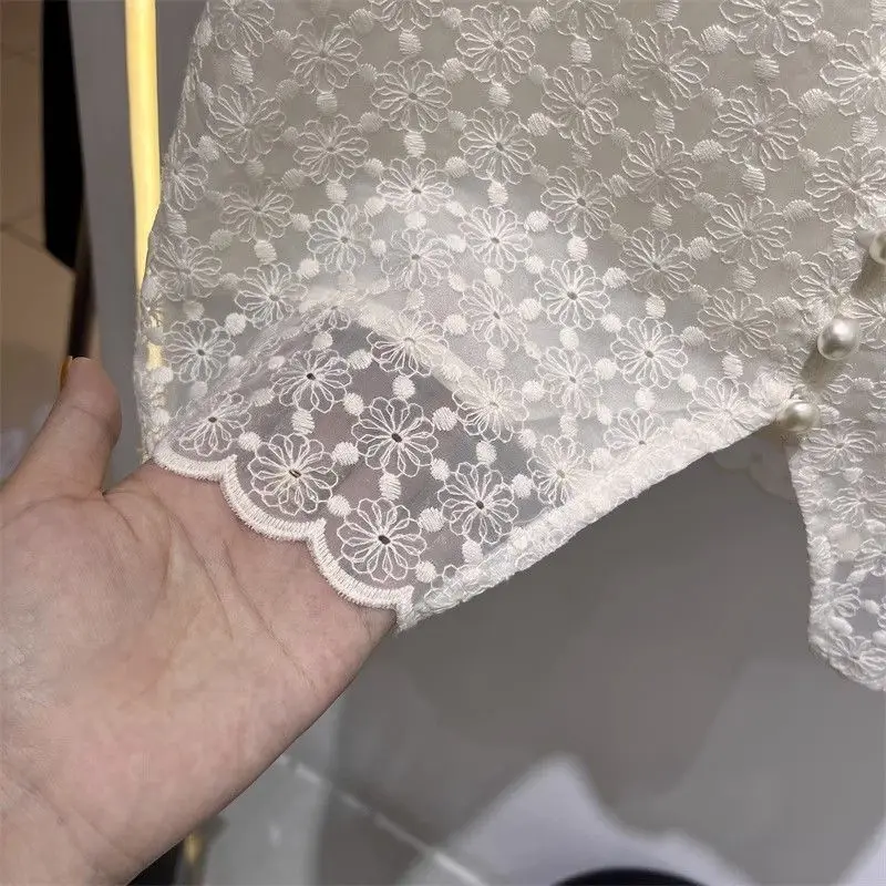 قميص علوي نسائي صيفي موديل 2025 بياقة على شكل V وأكمام قصيرة مطرز باللون البيج ، ملابس نسائية دوبي سترة شيفون مزهّرة قمصان علوية