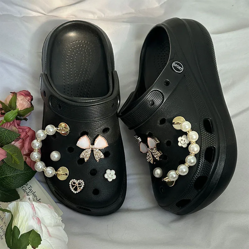 

Elegant Pearl Chain Clogs Accessories Women Summer 2026 Metal Flowers DIY Shoes Decorations Woman Mesh Bowknot Shoes Charms Set