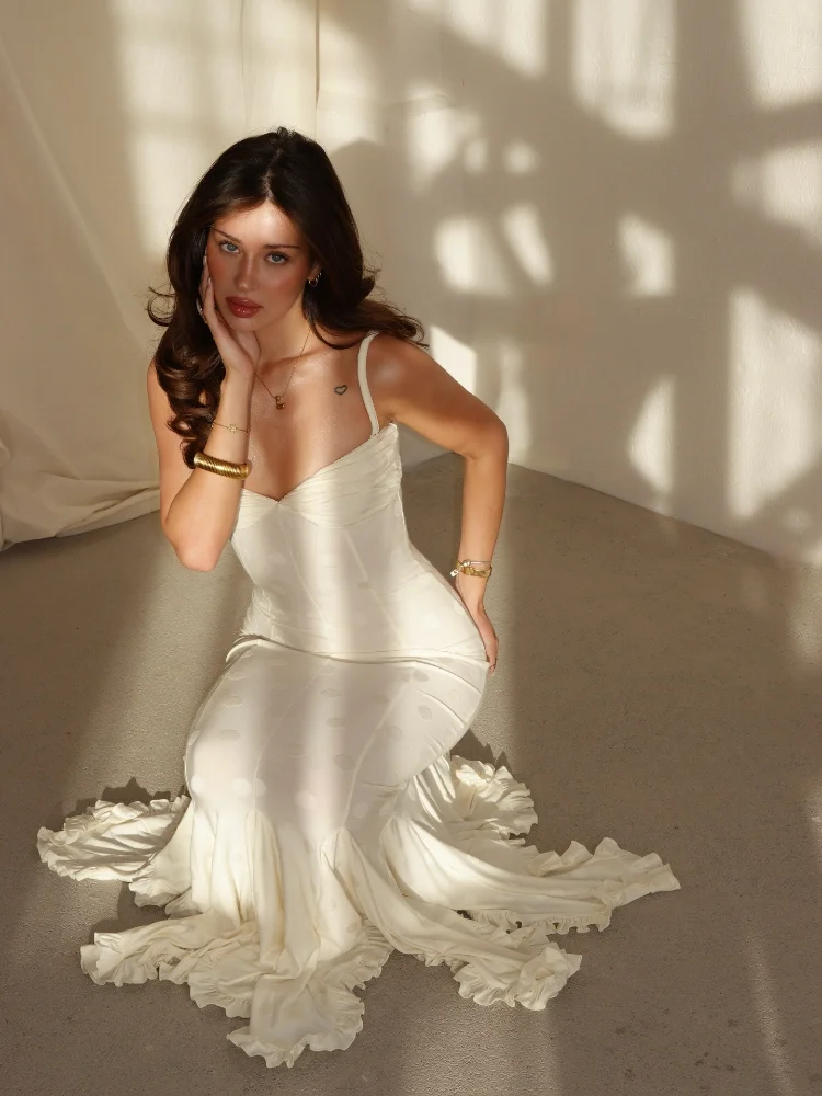 Fotografia 5: Vestido Maxi Sereia Bege com Poás, Elegante, Decote Coração, Alças Finas, Bainha com Babados, Vestido Justo para Festas e Casamentos