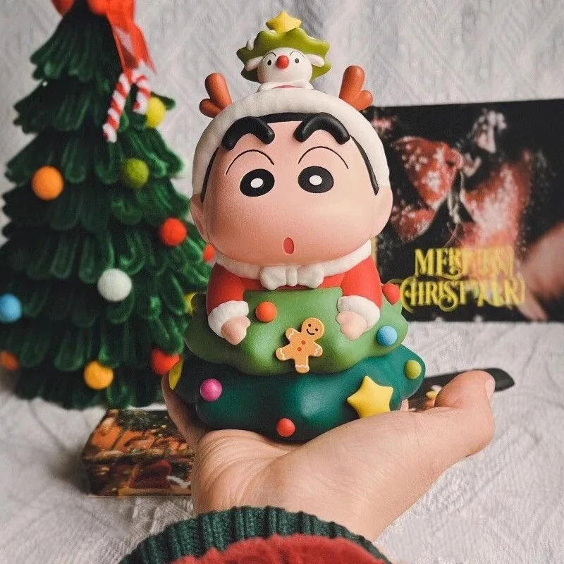 2025Christmas Limited Crayon Shin-chan Figuur Kerstboom Shin-chan Leuke Perifere Pop Desktop Ornament Pop Cadeau voor Vrouwen