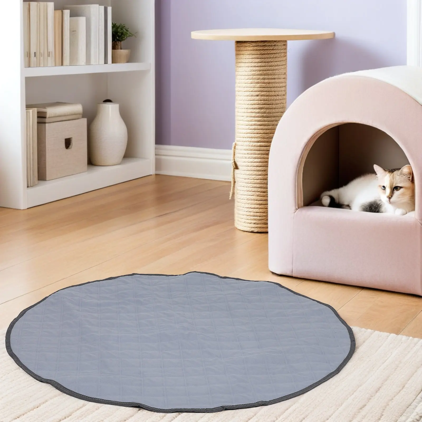洗濯可能で繰り返し使えるペット用トレーニングマット。丸型で、子犬、猫、ウサギ、モルモットのトイレトレーニングに最適。吸水性があり、漏れを防ぎ、屋内・屋外で使用可能。