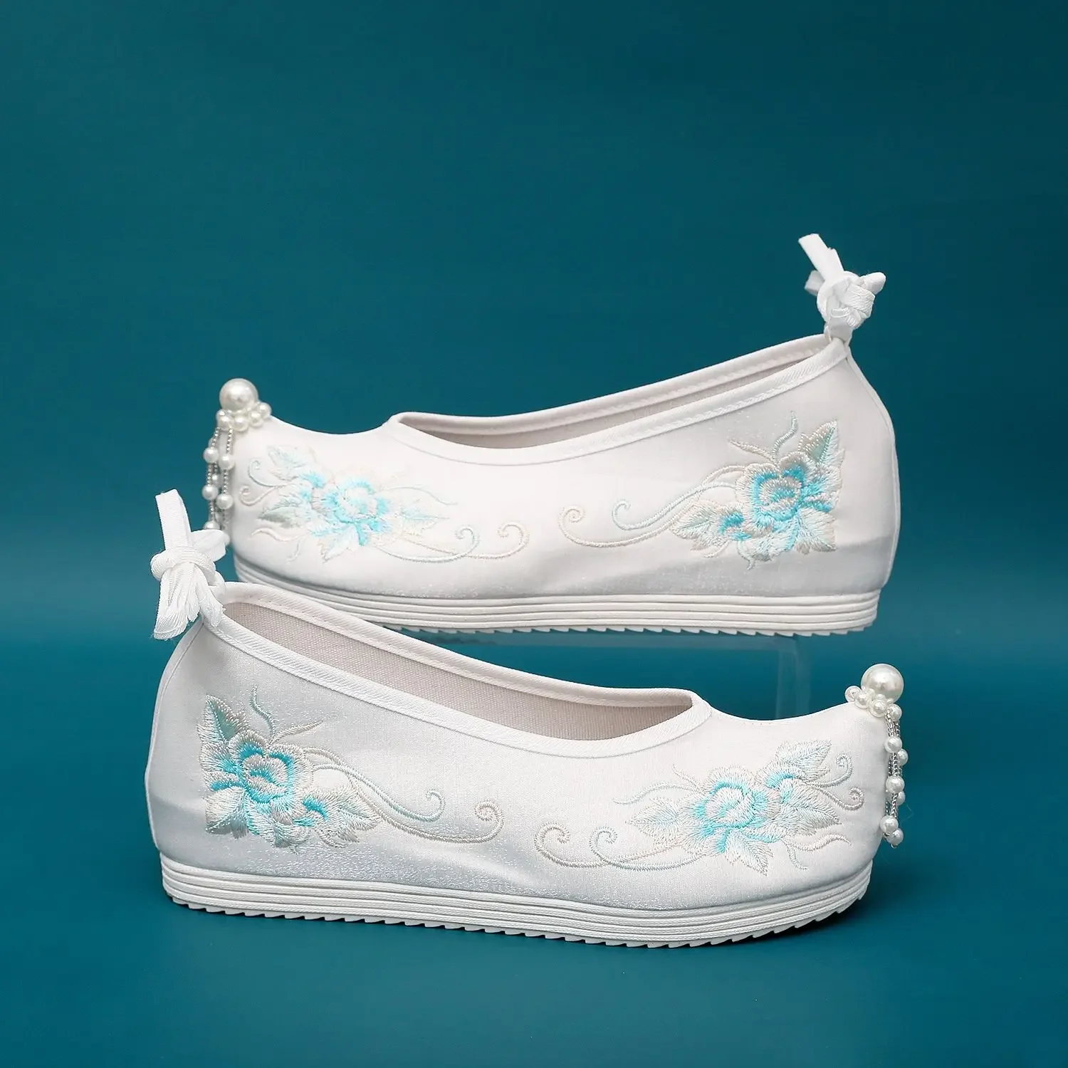 Damskie buty Hanfu w nowym stylu Starożytne haftowane wewnętrzne zwiększenie Tradycyjne buty materiałowe Buty na platformie
