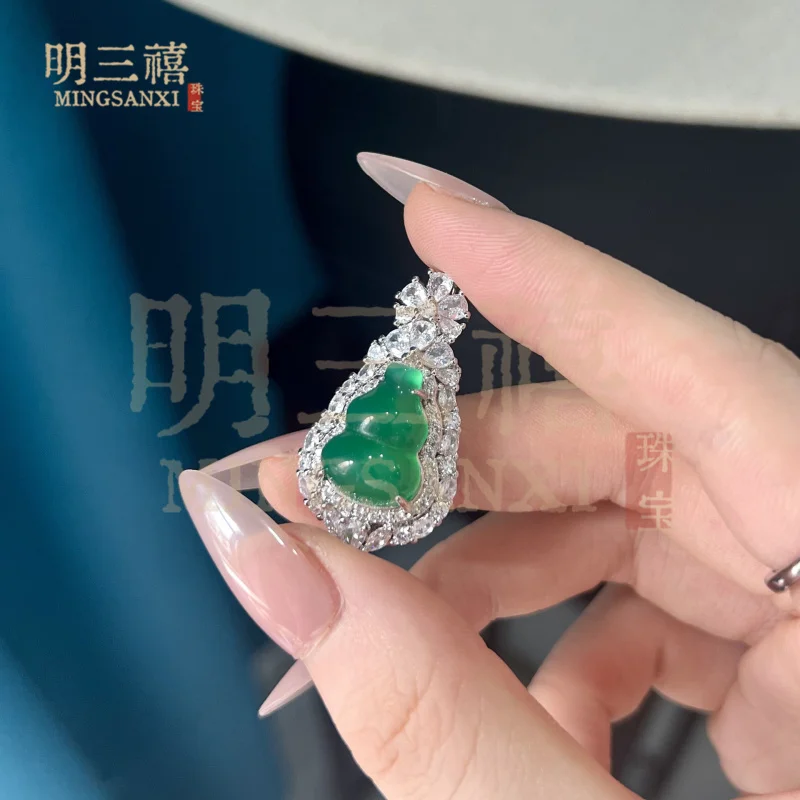 Natural green chalcedony gourd pendant, luxuriously inlaid diamonds, with a back cover made of agate, a stylish and elegant