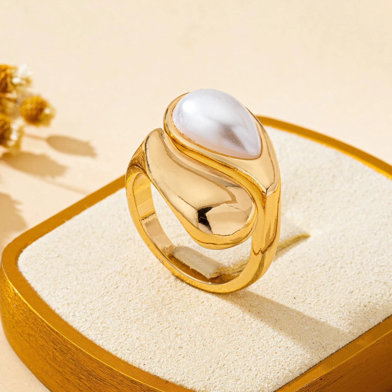 Women's Fashion Single Ring, Simple and Elegant Geometric Teardrop-Shaped Faux Pearl Ring, Suitable for Daily Wear and Vacation Wear, No Box