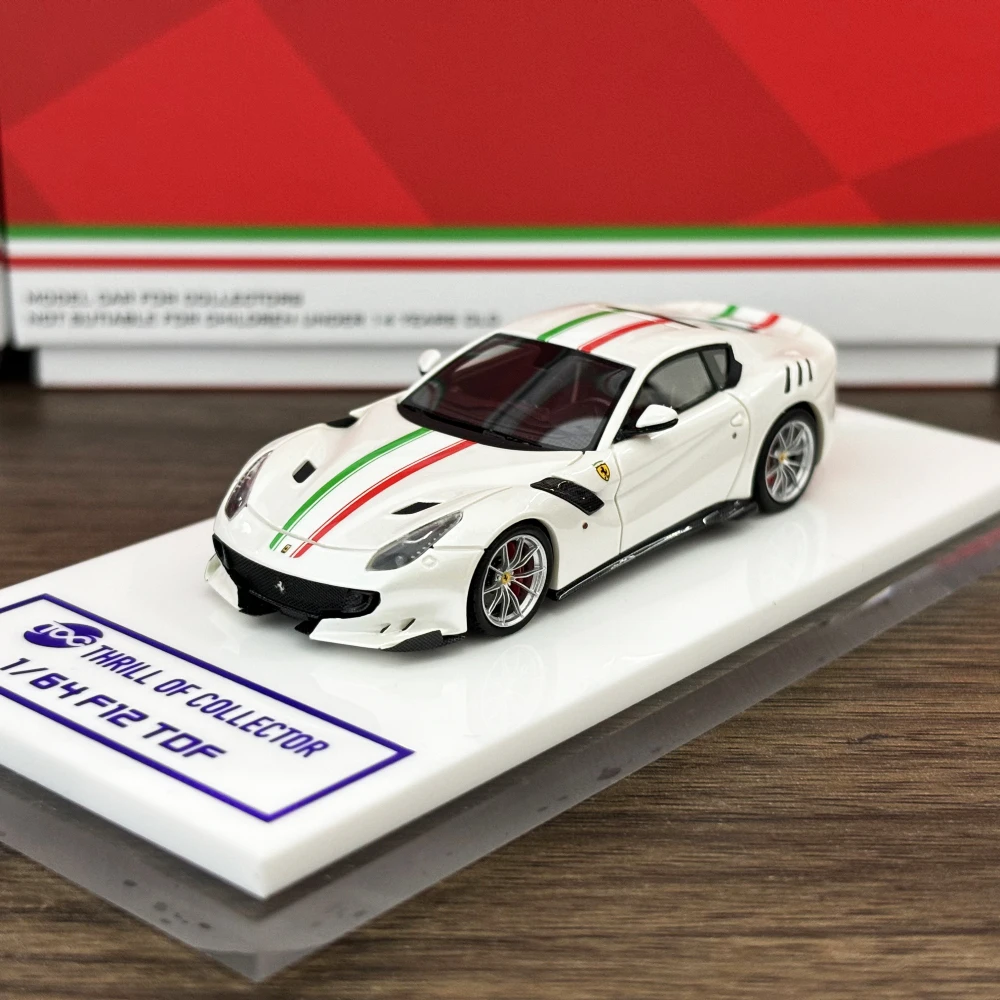 1:64 F12 TDF high-end hars miniatuur auto modemodel display, volwassen collectie display, geschikt voor vakantiecadeaus aan vrienden.