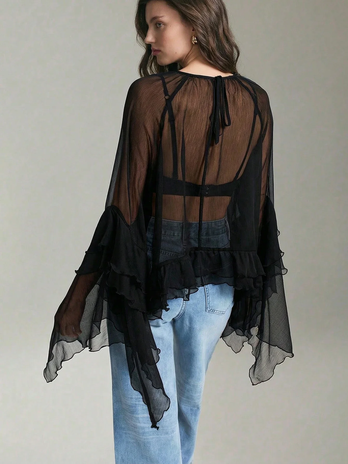 

Черная полупрозрачная свободная блузка из шифона с круглым вырезом, длинными рукавами и оборками по низу в богемном стиле