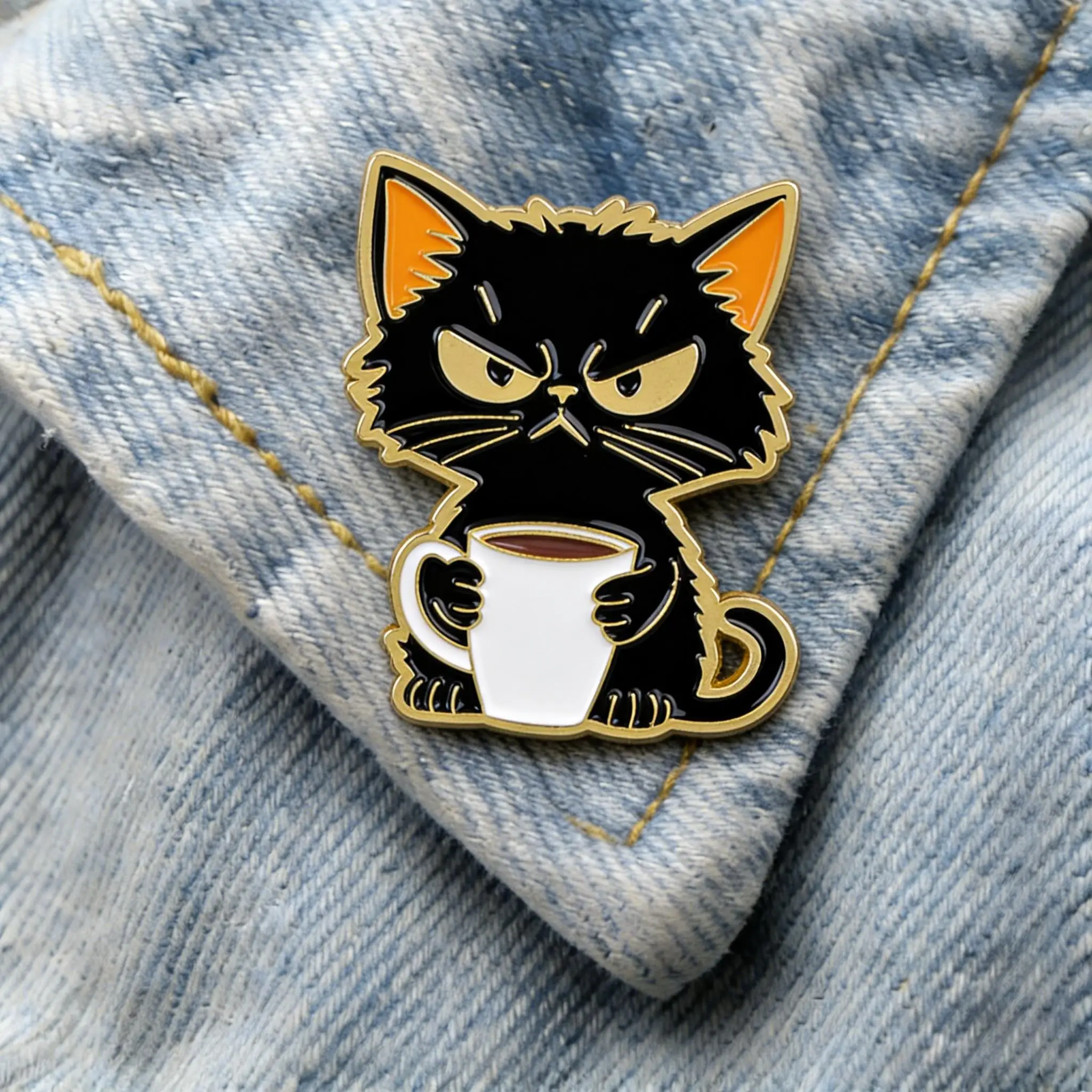 Schwarze Katze Kaffee Emaille-Anstecknadel Cartoon-Brosche für Mantel Damenbroschen Mode Reversnadeln Schmuck Geschenk für Kaffeeliebhaber