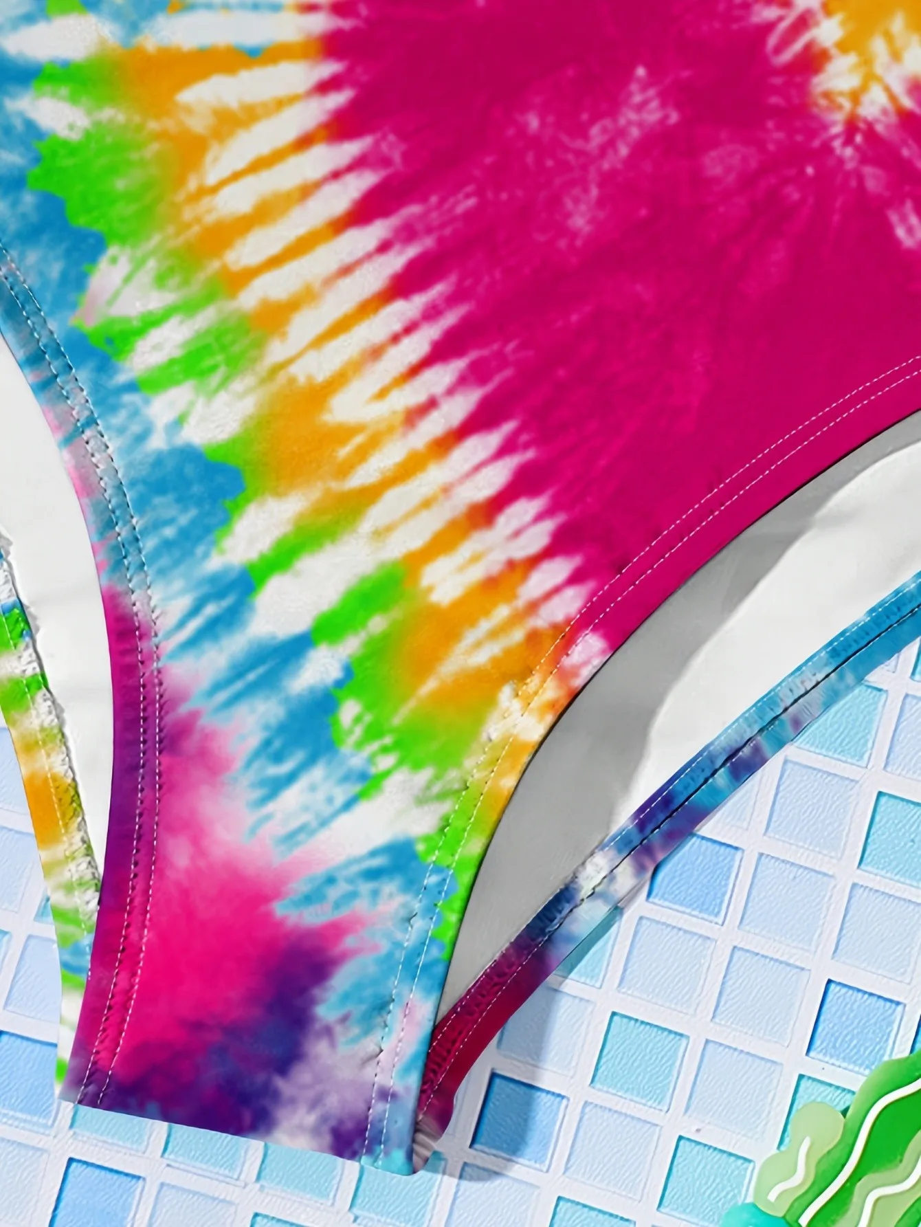 Zweiteiliger Bikini-Badeanzug für Kinder und Mädchen, zweiteiliger Badeanzug mit Regenbogen-Tie-Dye-Herz-Print und quadratischem Ausschnitt – Detail 5